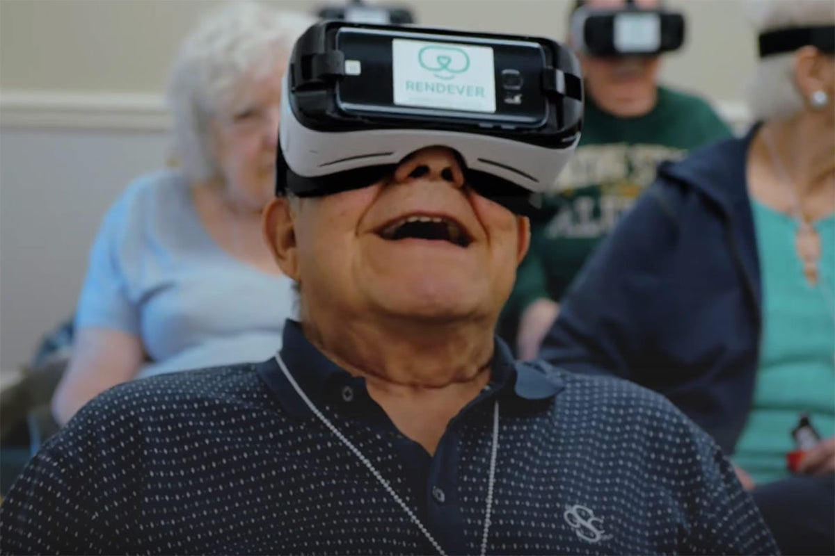 Las personas mayores viajan usando la realidad virtual